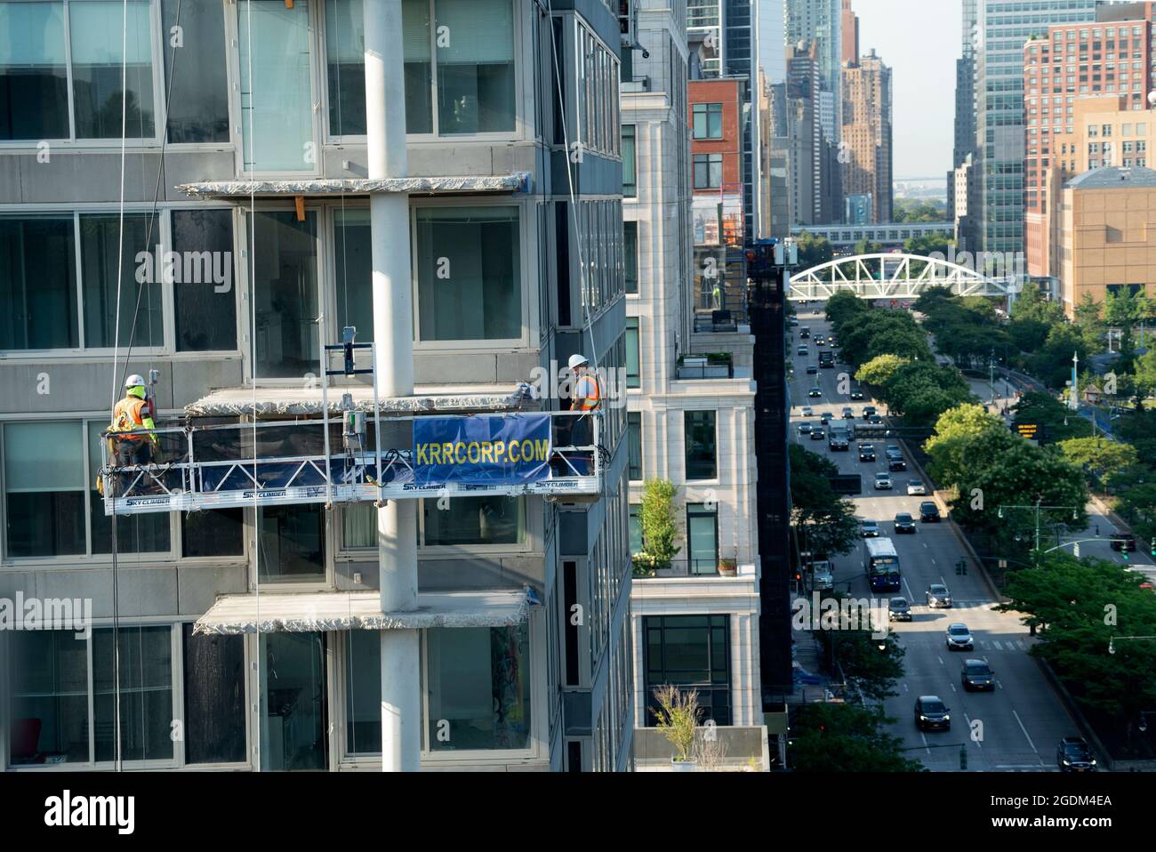 I lavoratori edili si sono trasportati sul lato di un edificio nel quartiere Tribeca di Lower Manhattan. La piattaforma su cui si trovavano Foto Stock