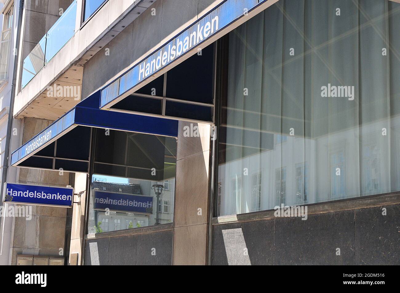 Copenhagen /Danimarca./ 14.June 2019/ .Ambasciata svedese e Handelsbanken svedese hanno smae indirizzo nello stesso edificio Amaliengade a Copenhagen Danimarca e bandiere svedesi volano lungo la bandiera blu dell'Unione europea con stella sulla costruzione a Copenhagen Danimarca. (Foto..Francis Dean / Deanpictures. Foto Stock