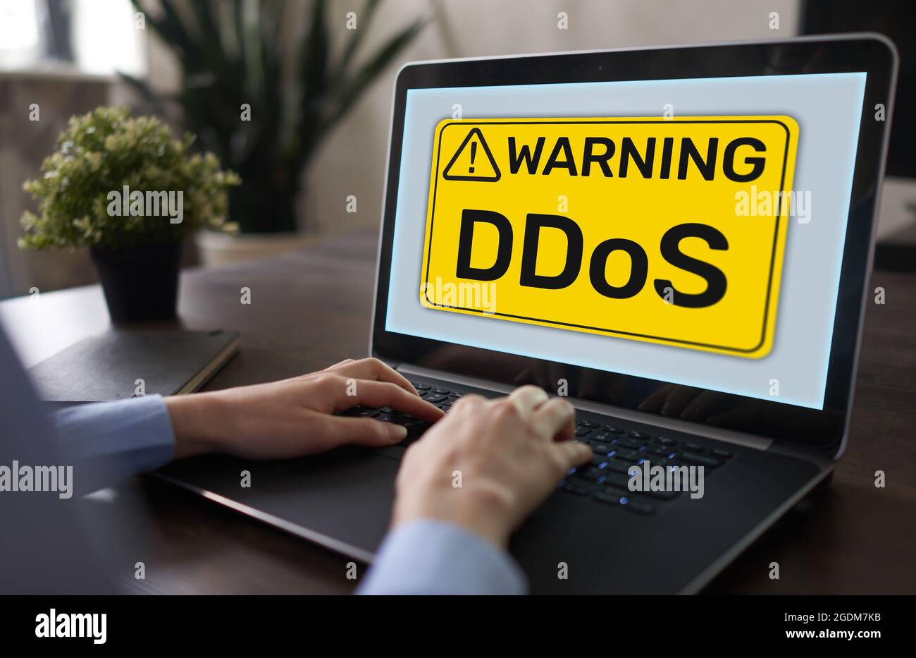 Attacco DDoS il messaggio di rilevamento. Virus e hacker. Cyber security e concetto di internet Foto Stock