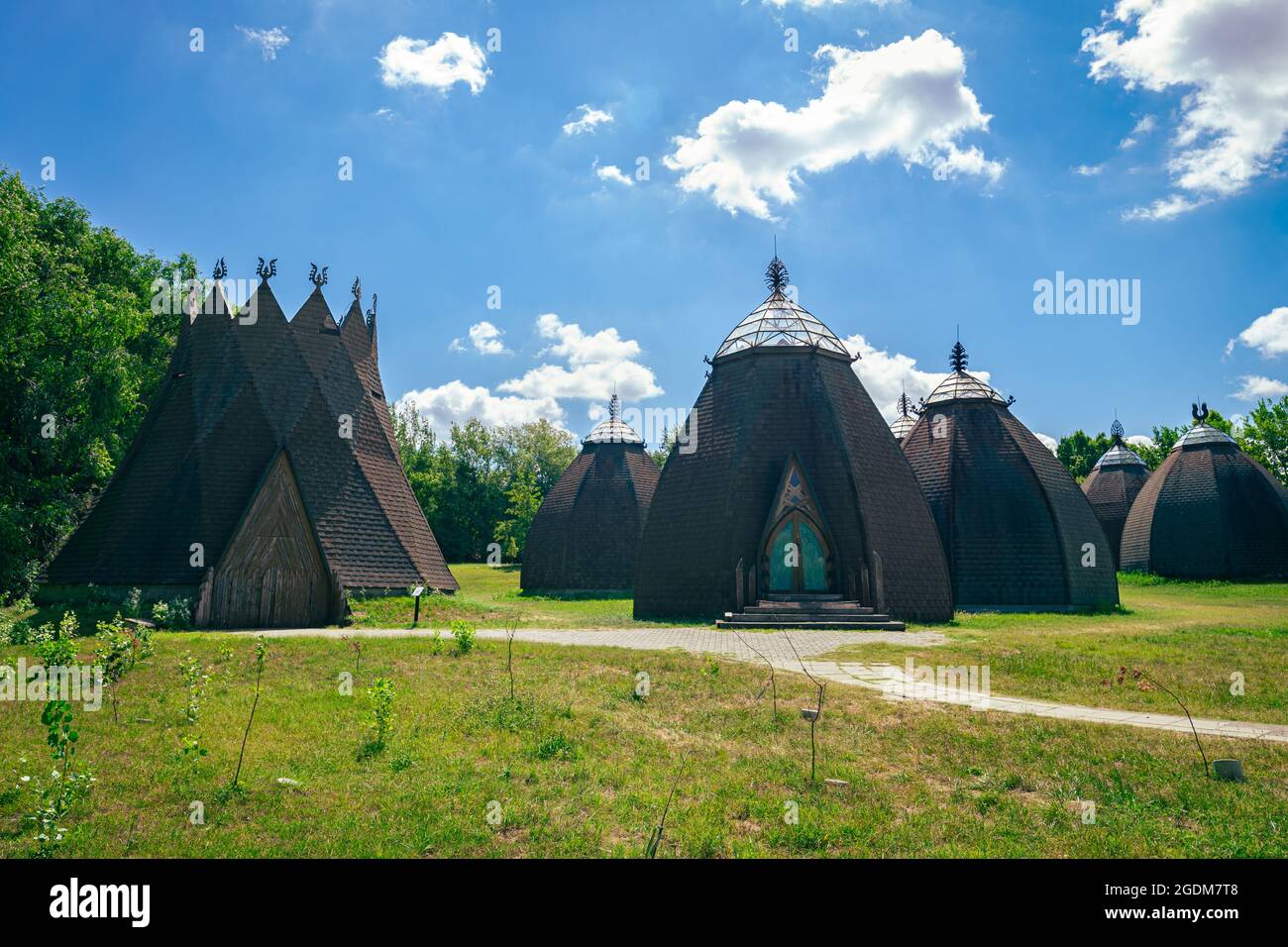 Csete yurts nel Parco Nazionale del Patrimonio Ópusztaszer, un museo all'aperto della storia ungherese Foto Stock
