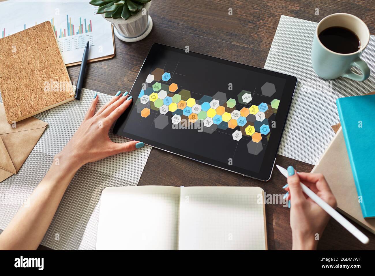 Icone DELLE APPLICAZIONI colorate sullo schermo del tablet. Sviluppo di applicazioni e software personali. Internet e tecnologia Foto Stock