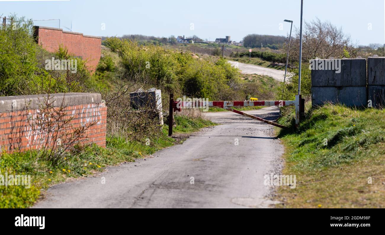 Sbarramento di una piccola strada di campagna che impedisce l'accesso Foto Stock