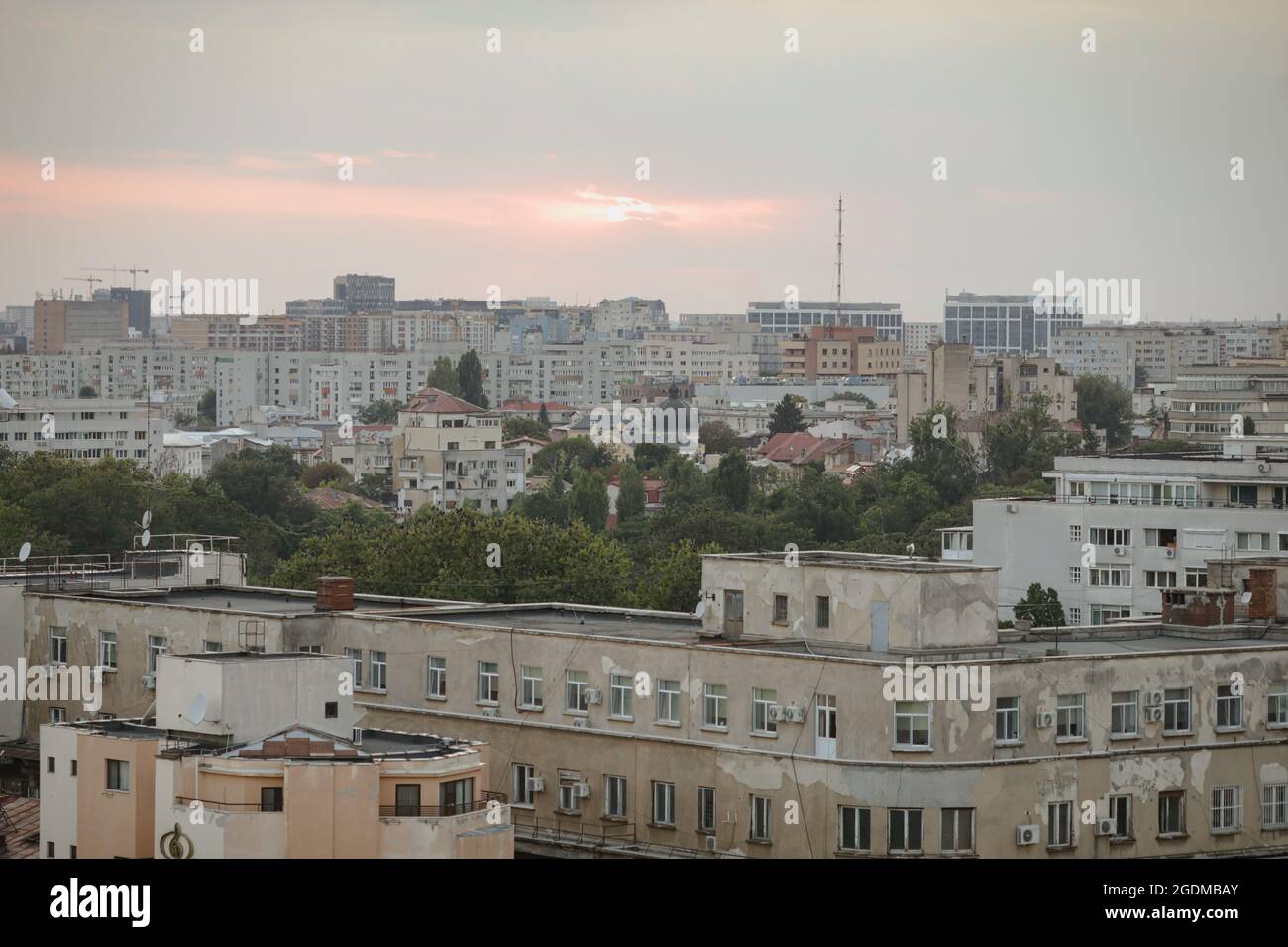 Bucarest, Romania - 13 agosto 2021: Panoramica della parte vecchia di Bucarest durante un tramonto estivo. Edifici nuovi e vecchi insieme. Foto Stock