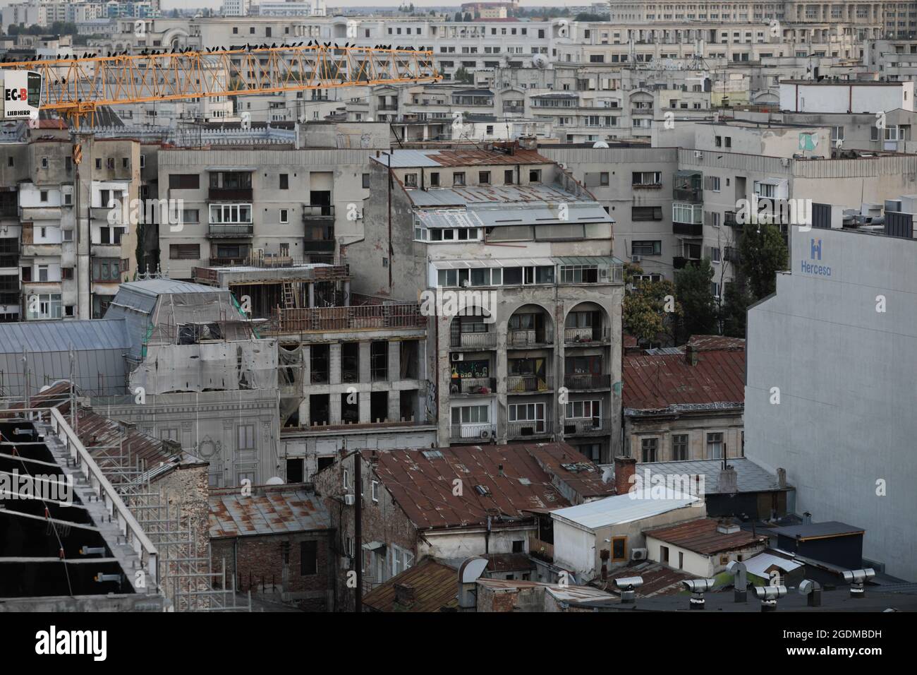 Bucarest, Romania - 13 agosto 2021: Panoramica della parte vecchia di Bucarest durante un tramonto estivo. Edifici nuovi e vecchi insieme. Foto Stock