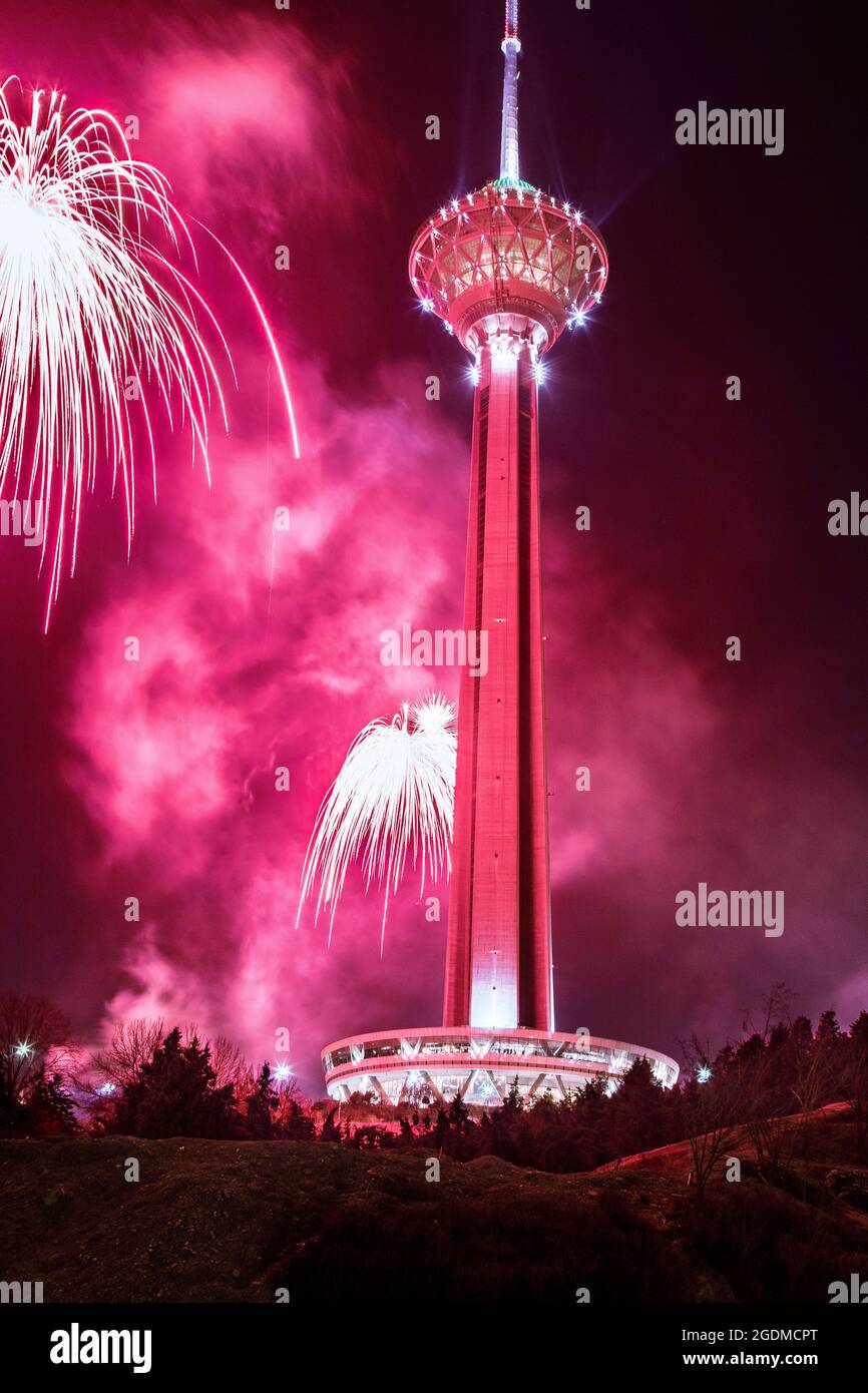 Illuminazione intorno alla Torre Milad di Teheran durante l'antica celebrazione di Nowruz Foto Stock
