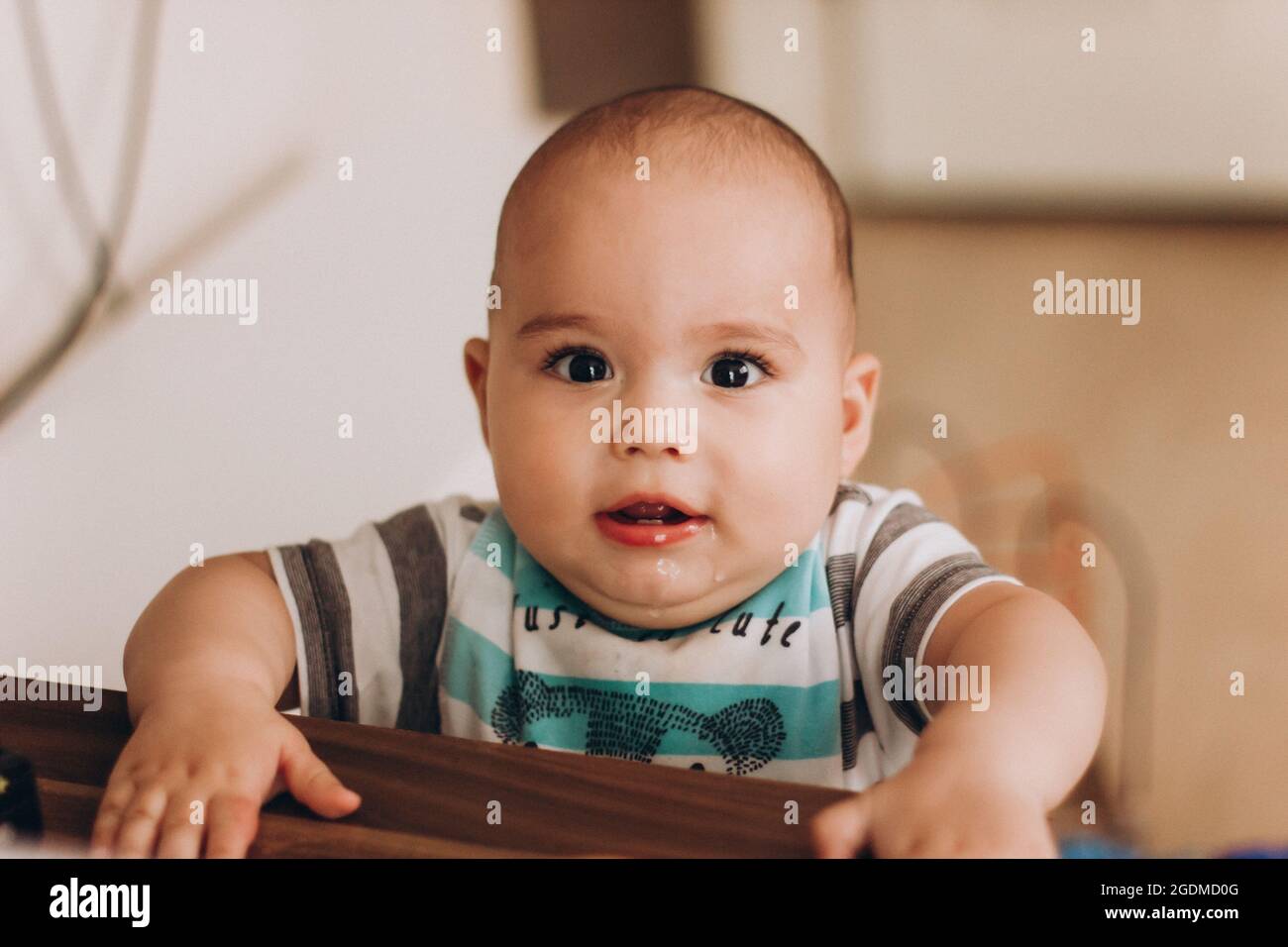 Piccolo bambino carino con i grandi occhi marroni. Bambino dolce a casa Foto Stock