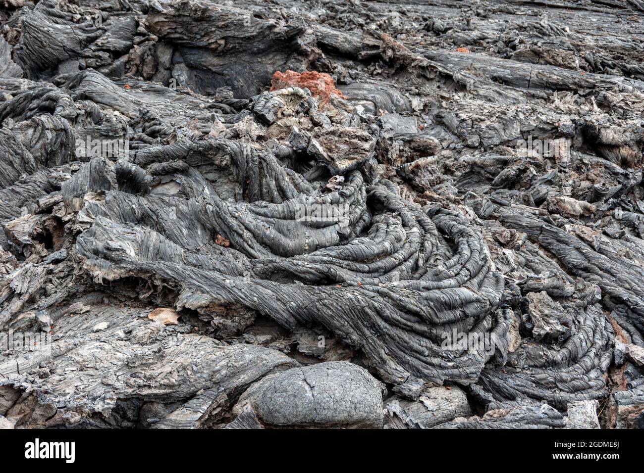 Sfondo naturale dalla lava vulcanica solidificata. La lava della corda è il risultato di un rallentamento del flusso in avanti e di un'accelerazione del flusso all'indietro. st vulcanico sbriciolato Foto Stock