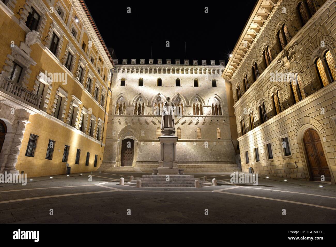 Piazza Tolomei Sallustio Bandini illumina di notte Siena Italia Foto Stock