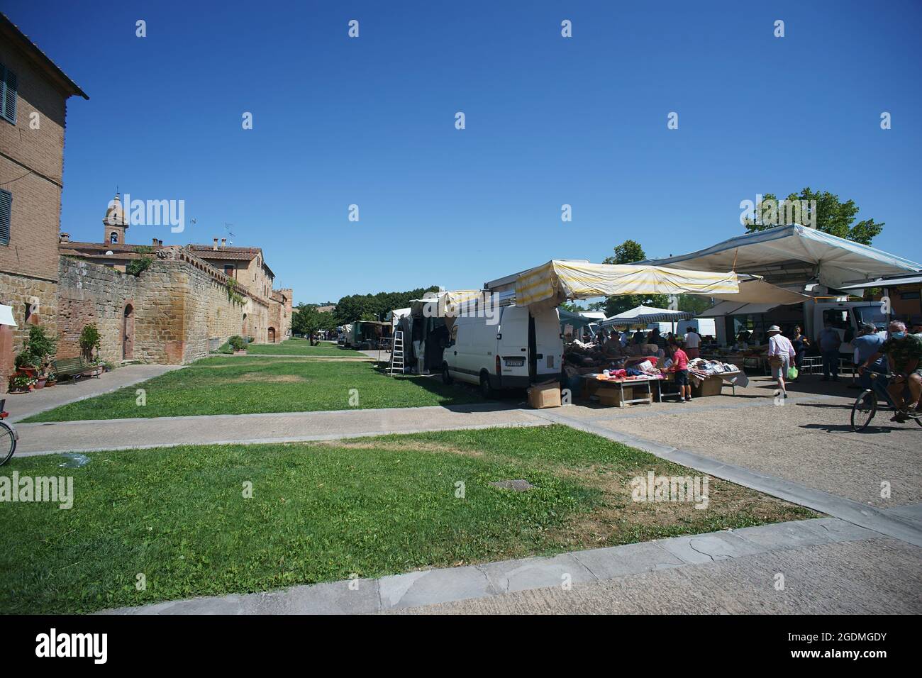 Mercato nel paese di Buonconvento, vicino Montalcino, provincia di Siena, Toscana, Italia Foto Stock