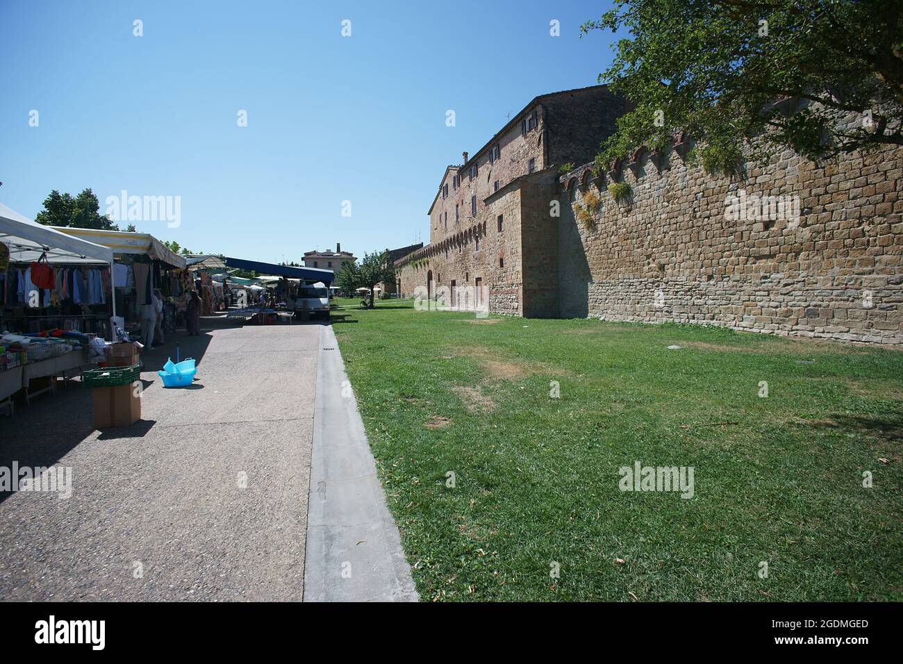 Mercato nel paese di Buonconvento, vicino Montalcino, provincia di Siena, Toscana, Italia Foto Stock
