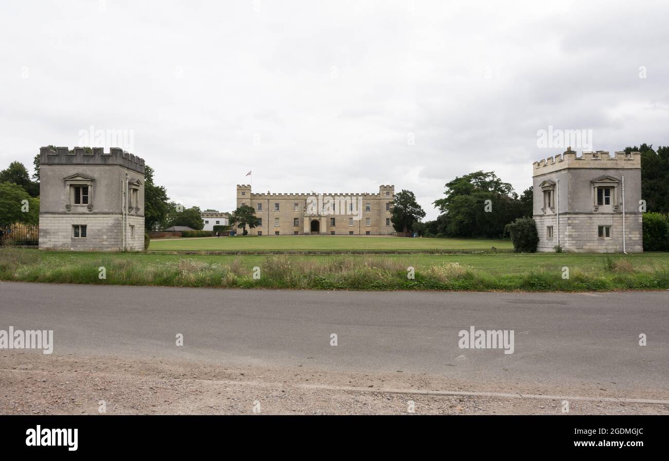 Pepperpot Lodges di fronte a Syon House and Gardens, Isleworth, Middlesex, Inghilterra, Regno Unito Foto Stock