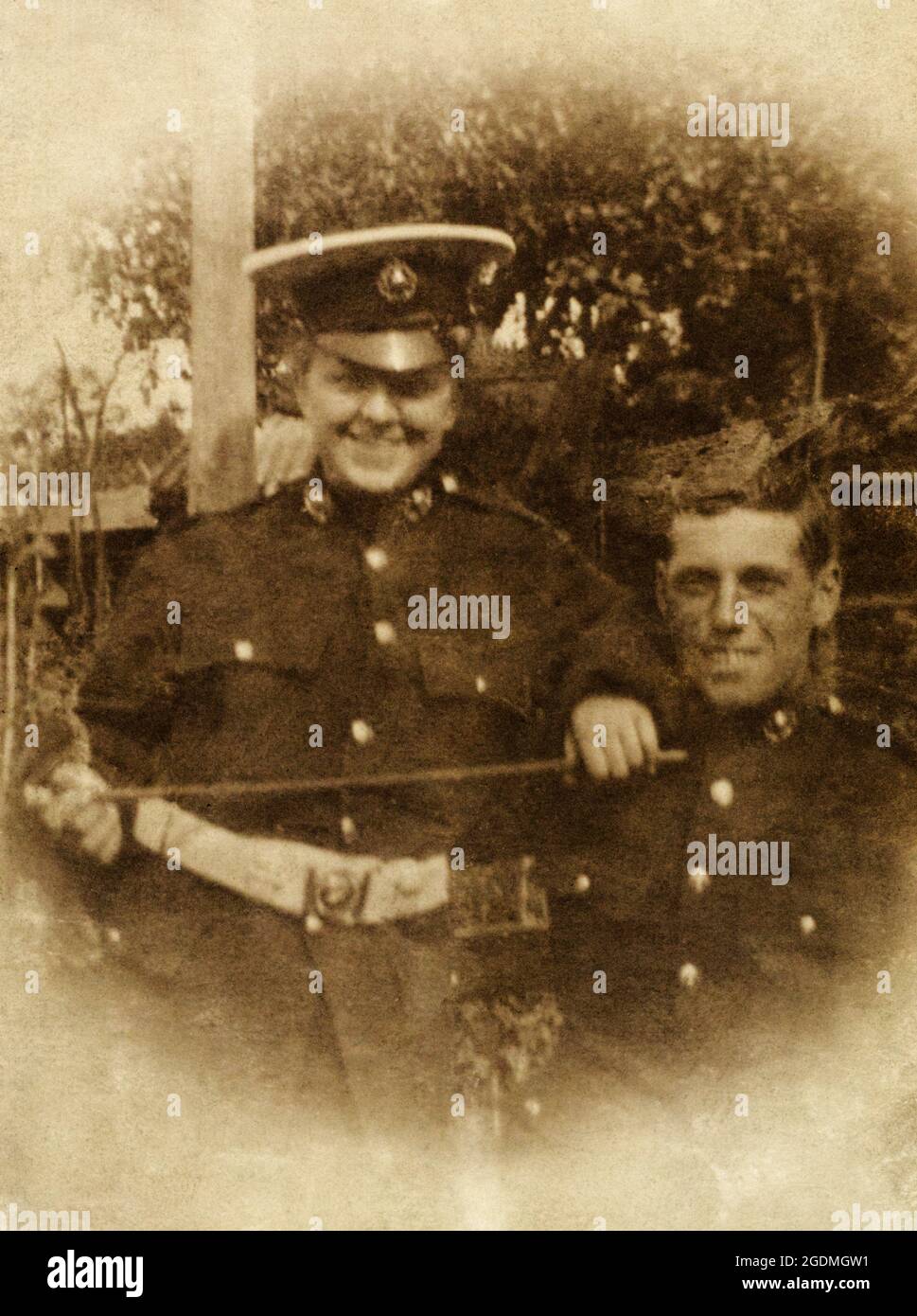 Un paio di Marines inglesi nella Royal Marine Light Infantry, in uniforme parata con un bastone di palissandro. Uno è molto alto e domina l'altro. Foto Stock