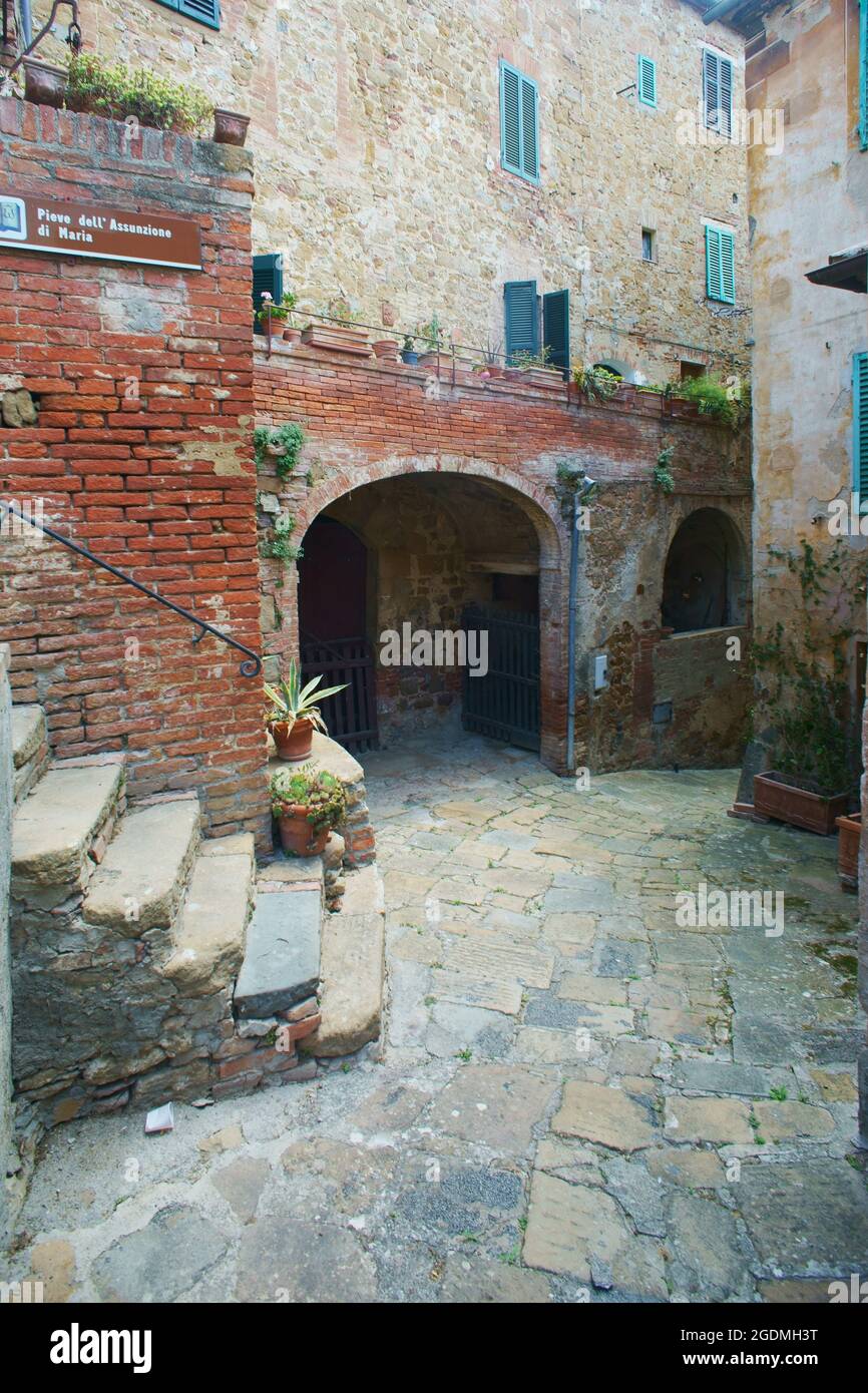 Il villaggio di Montisi in Toscana, provincia di Siena, Italia Foto Stock