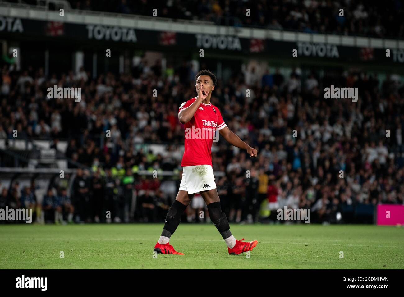 Derby, Regno Unito. Derby County 3-3 Salford City. Ibou Touray di Salford City gesti per i fan di Derby dopo aver segnato la pena. 10 agosto 2021. Foto Stock