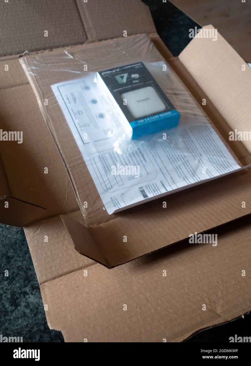 Aperto consegnato pacco contenente a molti rifiuti in plastica e cartoncino Foto Stock