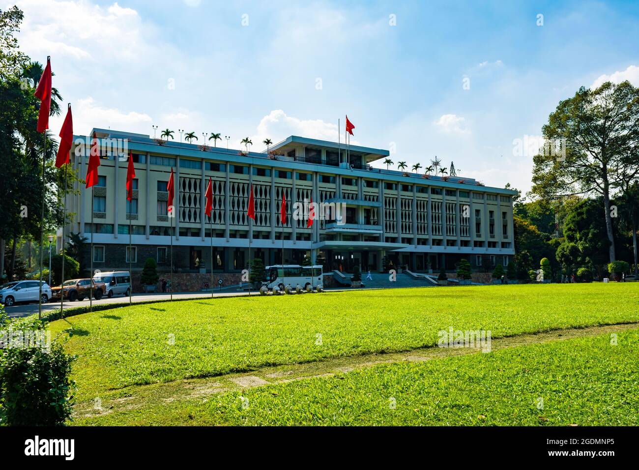 Ho Chi Minh City, Vietnam - CIRCA gennaio 2020: La facciata del Palazzo dell'Indipendenza, ho Chi Minh City, Vietnam; con diverse bandiere nazionali vietnamite aroun Foto Stock