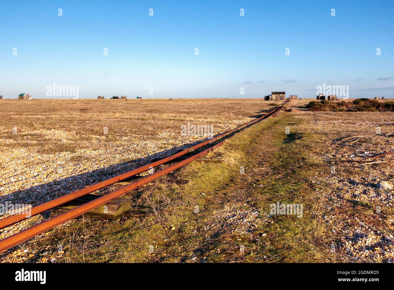 Vecchie linee ferroviarie sulla spiaggia di Dungeness Foto Stock