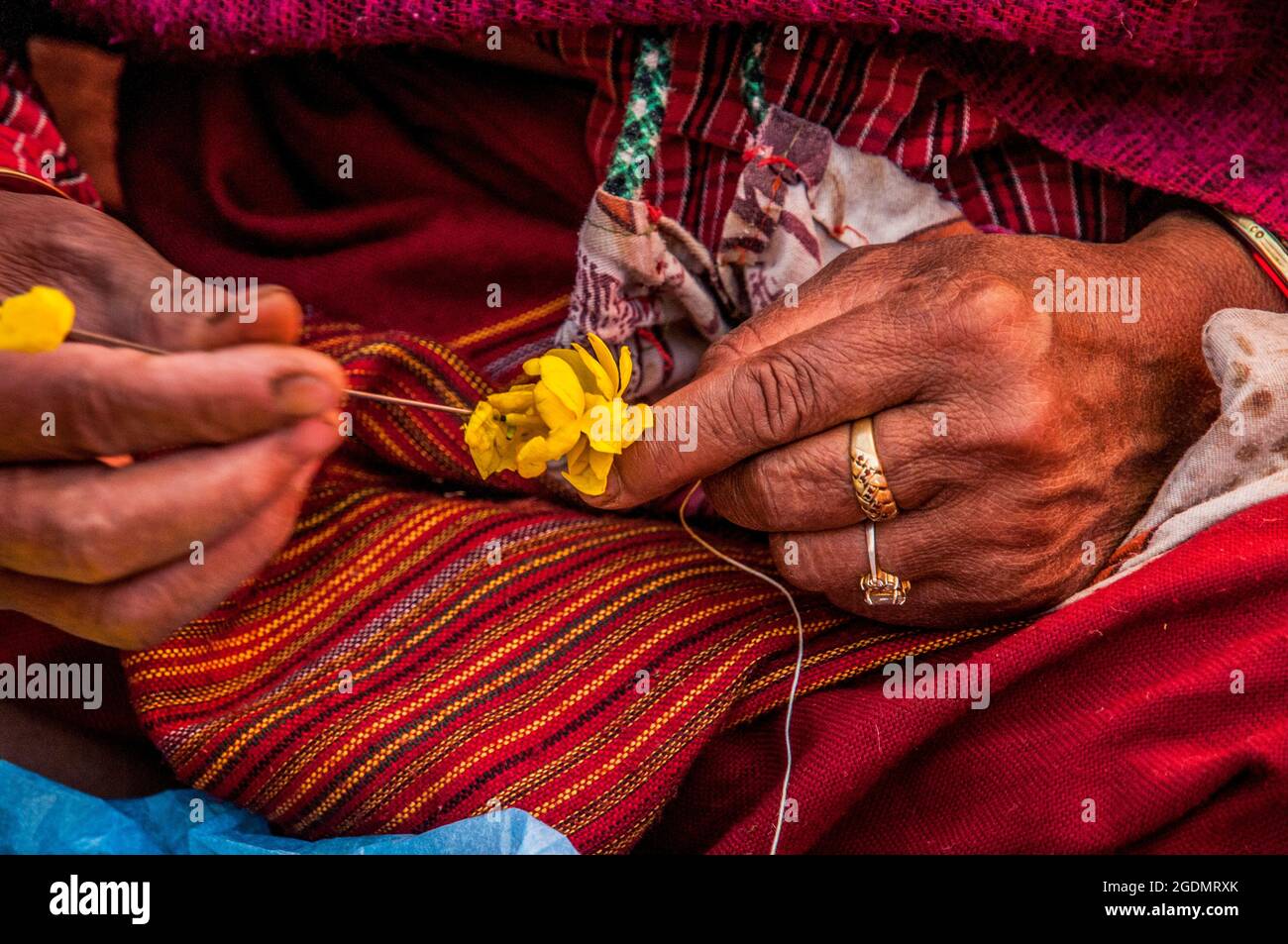 Fiori di preghiera Kathmandu Durbar Square di fronte al vecchio palazzo reale dell'ex regno di Kathmandu, Nepal Foto Stock