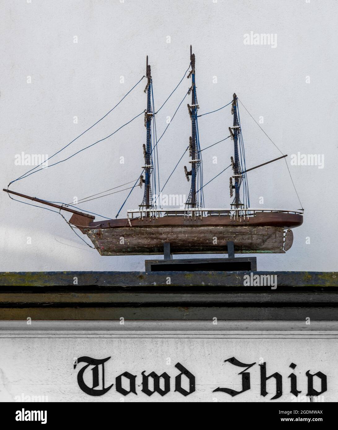 Un modello di una nave a vela auld esposto sul fronte di una casa in Queen Street, Filey, North Yorkshire, Regno Unito Foto Stock