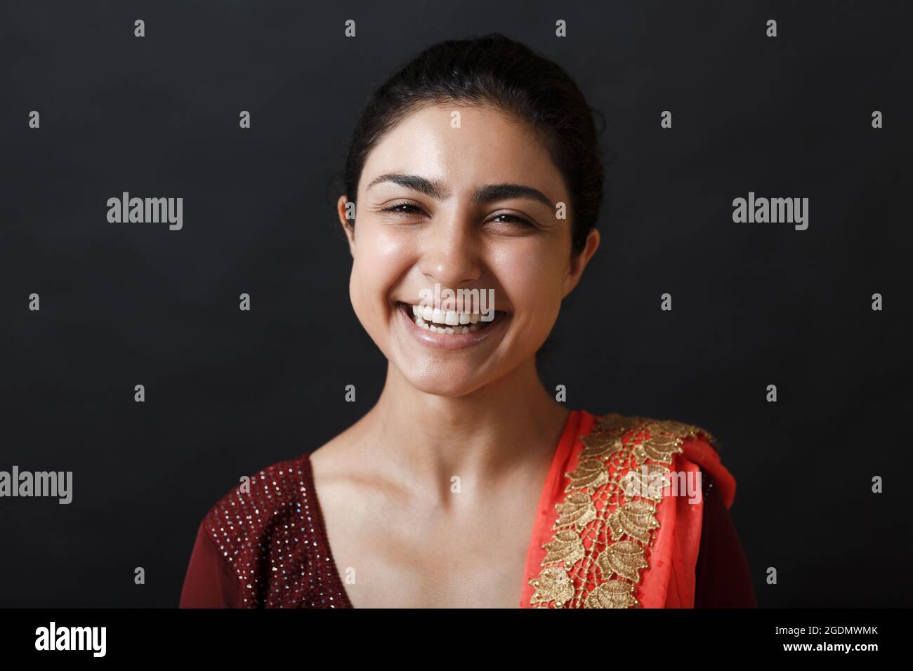 Ritratto di giovane adulto sorridente indiana in sari. Foto Stock