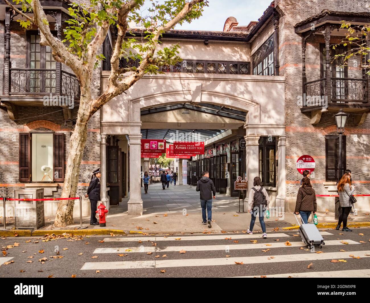 30 novembre 2018: Shanghai, Cina - attraversamento pedonale e l'ingresso a una strada dello shopping nel quartiere Xintiandi di Shanghai, parte del vecchio F Foto Stock