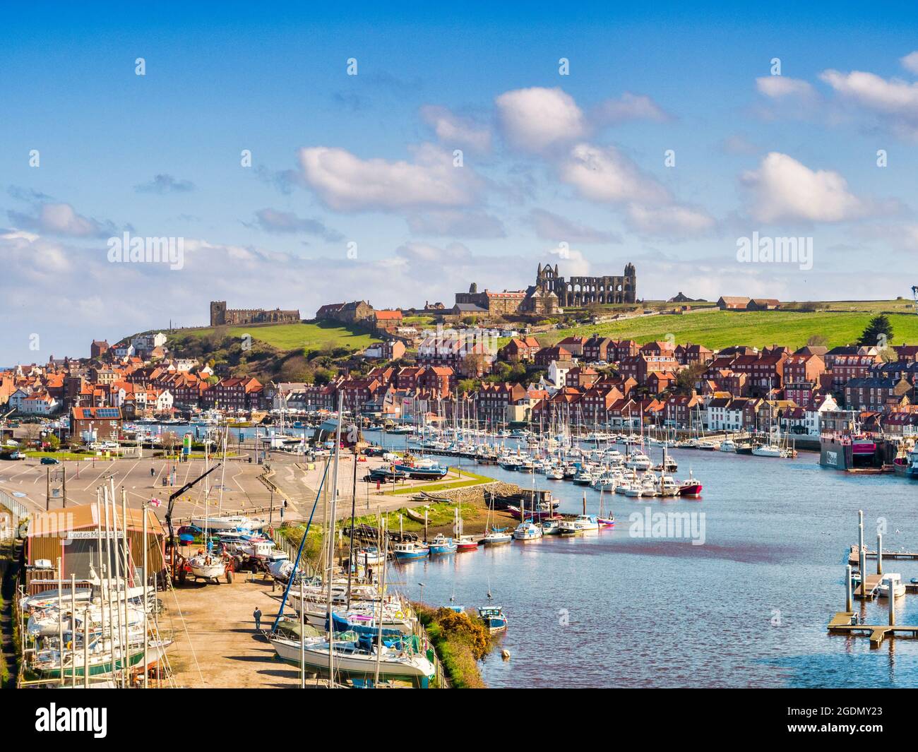5 maggio 2021: Whitby, North Yorkshire -la cittadina costiera del North Yorkshire di Whiby, con la sua abbazia sul promontorio, il fiume Esk, e le case raggruppate... Foto Stock