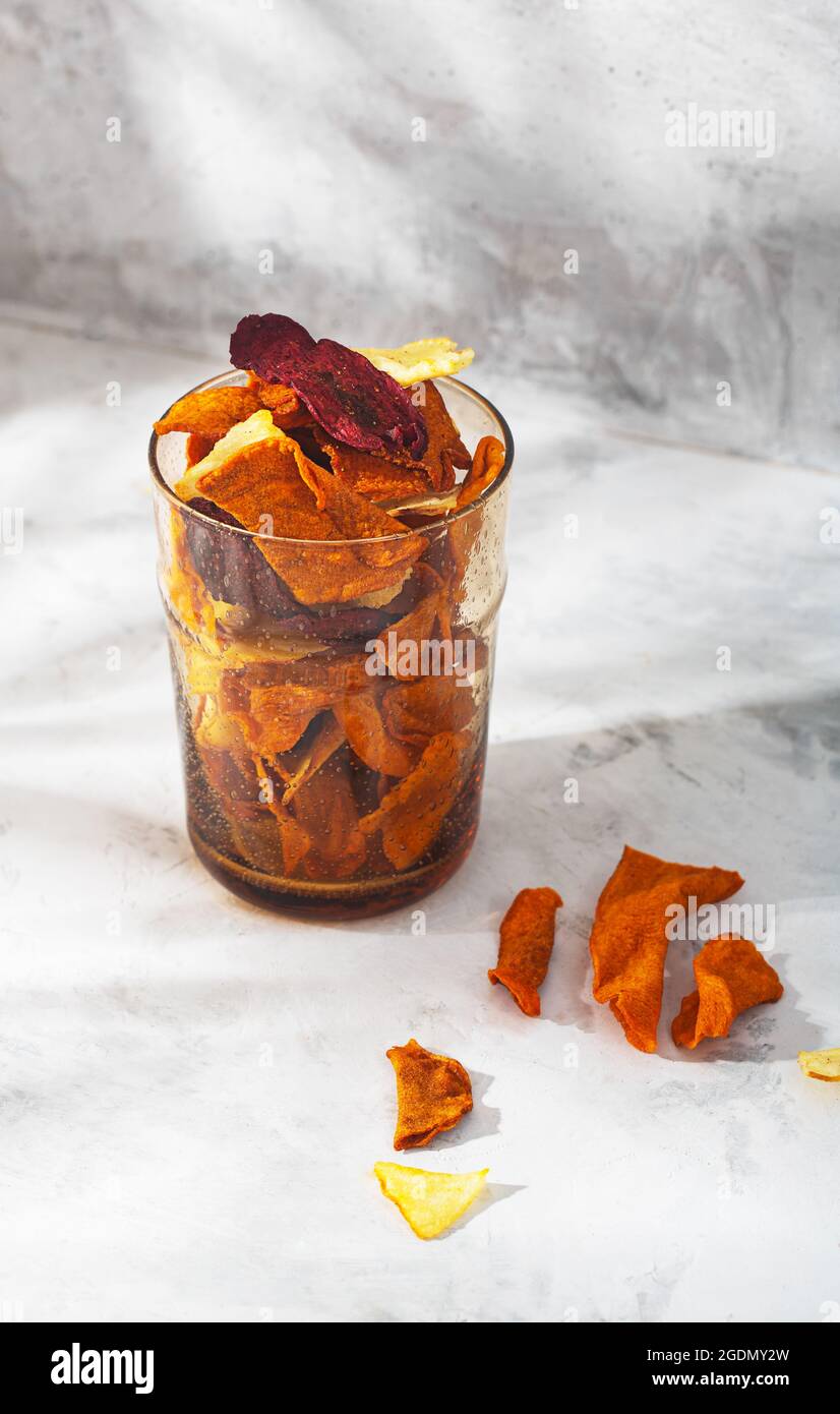 Patatine biologiche vegetali in un bicchiere di patate, carote e barbabietole Foto Stock