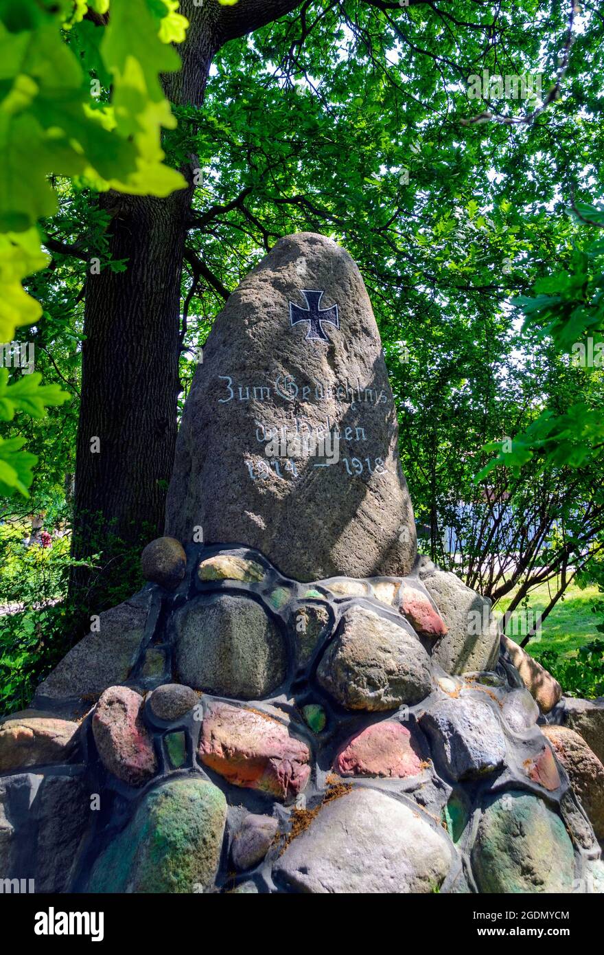 La pietra è stata identificata come monumento per le truppe cadde della prima guerra mondiale a Zingst, in Germania Foto Stock