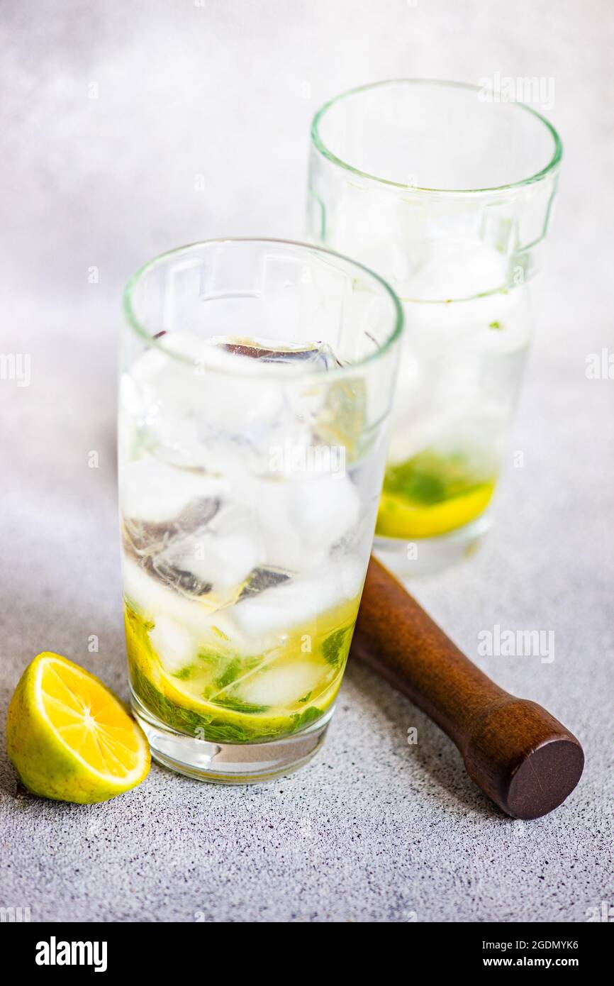 Acqua di limone con ghiaccio e menta servita in vetro Foto Stock