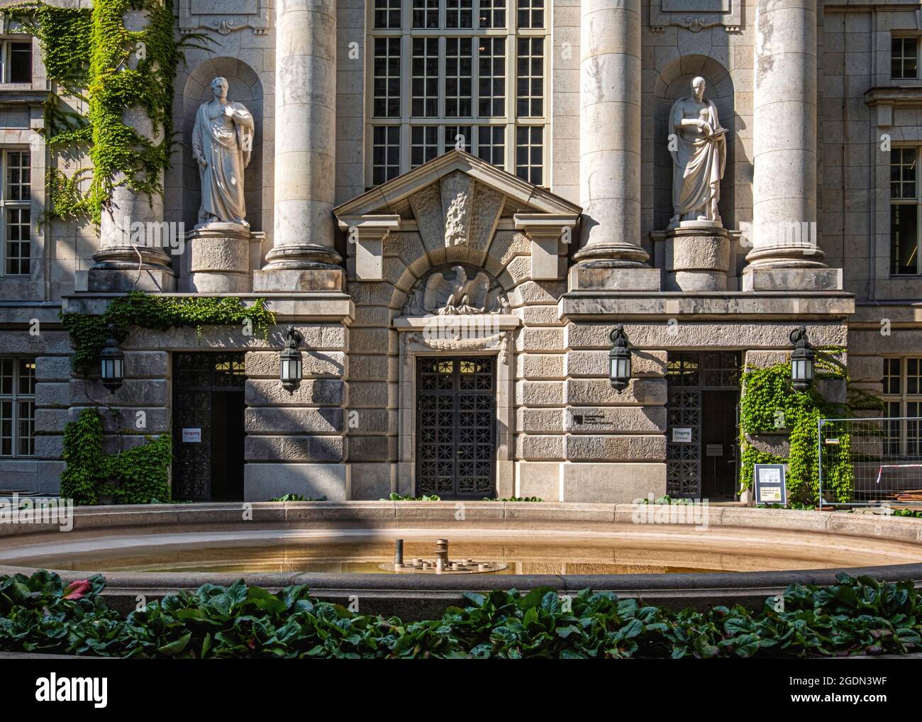 Biblioteca statale di Berlino – la più grande biblioteca di ricerca accademica in Germania. Edificio in stile neo-barocco dei primi del XX secolo, Unter den Linden 8, Mitte, Berlino Foto Stock