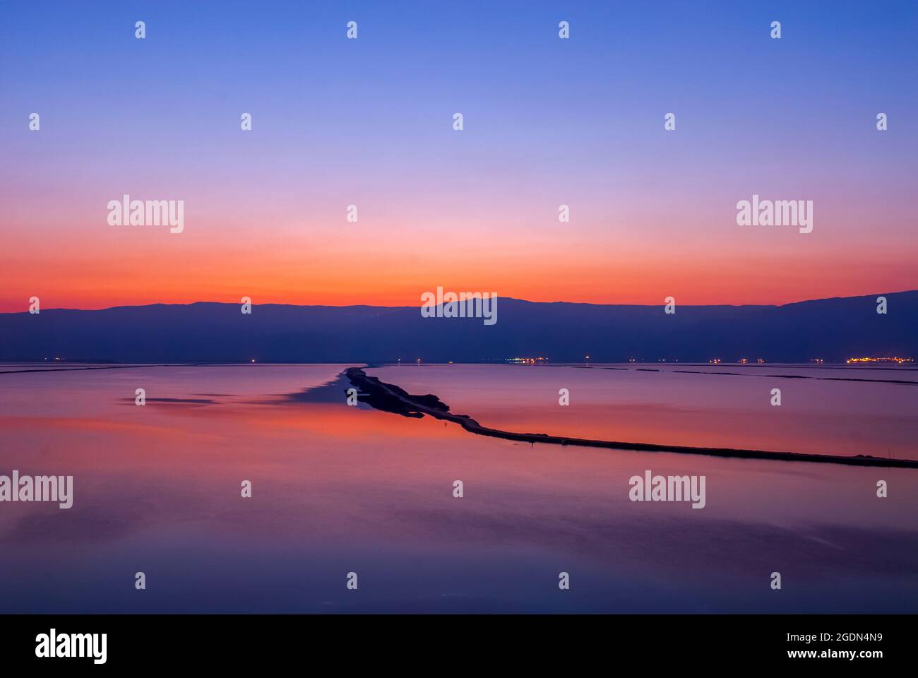 Il sorgere del sole sopra il Mar Morto, Israele Foto Stock