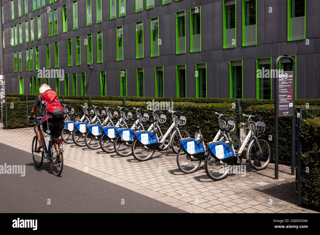 Noleggio biciclette di fronte all'edificio del Centro servizi SSC Studierenden (Centro servizi per studenti) dell'Università di Colonia, nel quartiere Linde Foto Stock