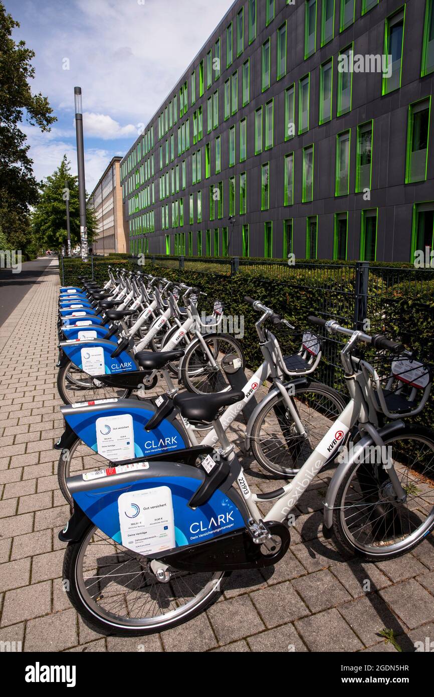 Noleggio biciclette di fronte all'edificio del Centro servizi SSC Studierenden (Centro servizi per studenti) dell'Università di Colonia, nel quartiere Linde Foto Stock