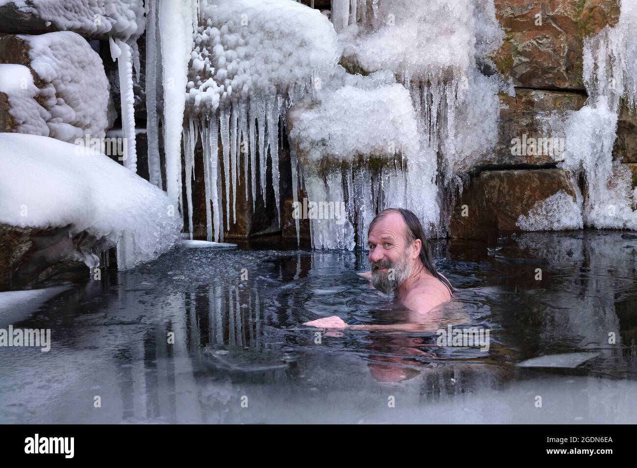 Paesi Bassi, Stroe. Il WIM Hof, l'uomo d'acqua, prende un bagno di ghiaccio nel suo centro di istruzione. WIM è noto per il metodo Wim Hof, un me semplice, ma potente Foto Stock