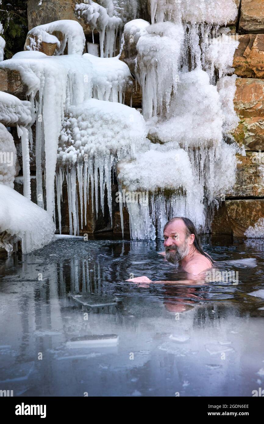 Paesi Bassi, Stroe. WIM Hof, il leggendario iceman, prende un bagno di ghiaccio nel suo centro di istruzione nei Paesi Bassi. WIM è noto per il Wim Hof Meth Foto Stock