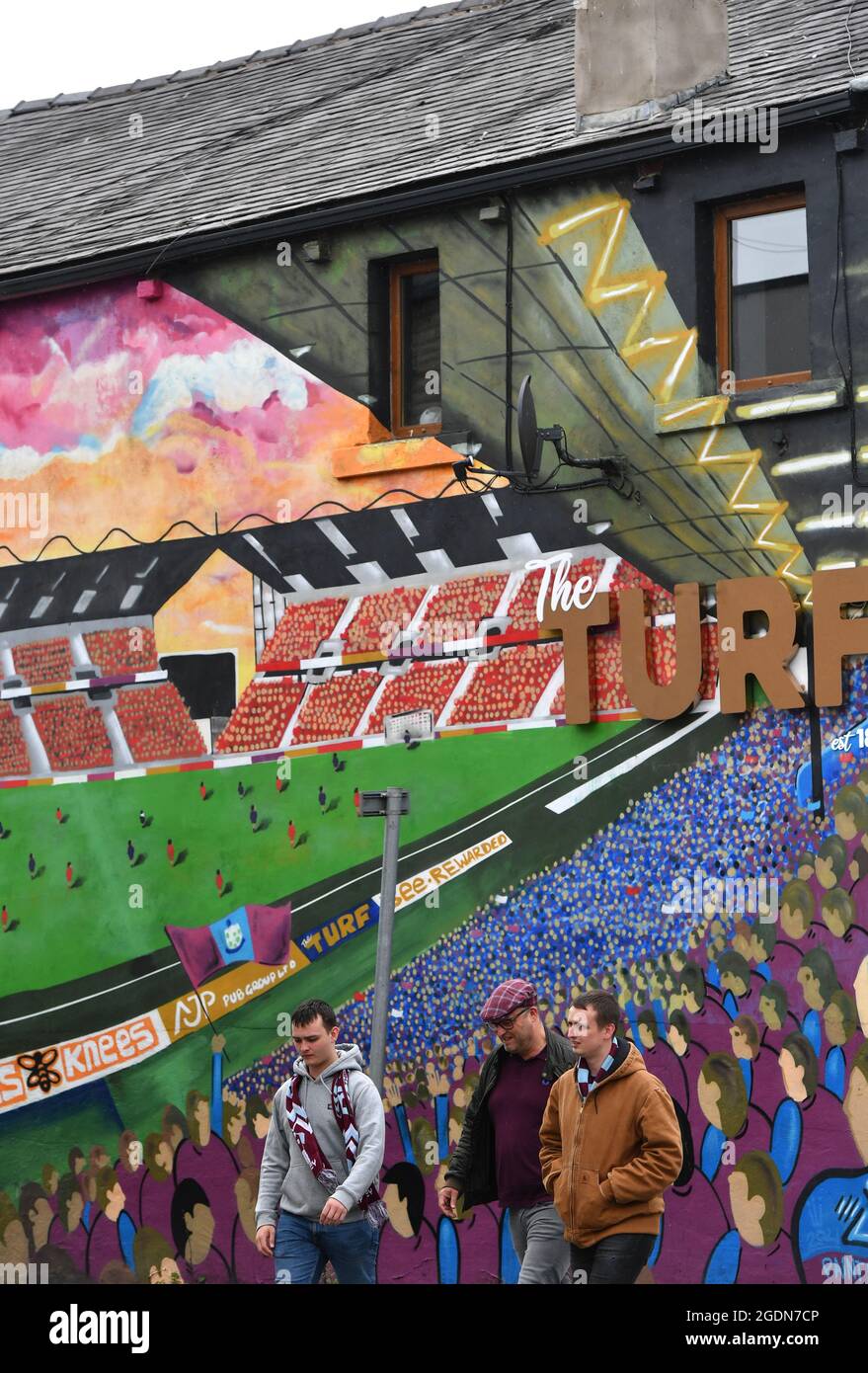 I tifosi arrivano allo stadio prima della partita della Premier League a Turf Moor, Burnley. Data immagine: Sabato 14 agosto 2021. Foto Stock