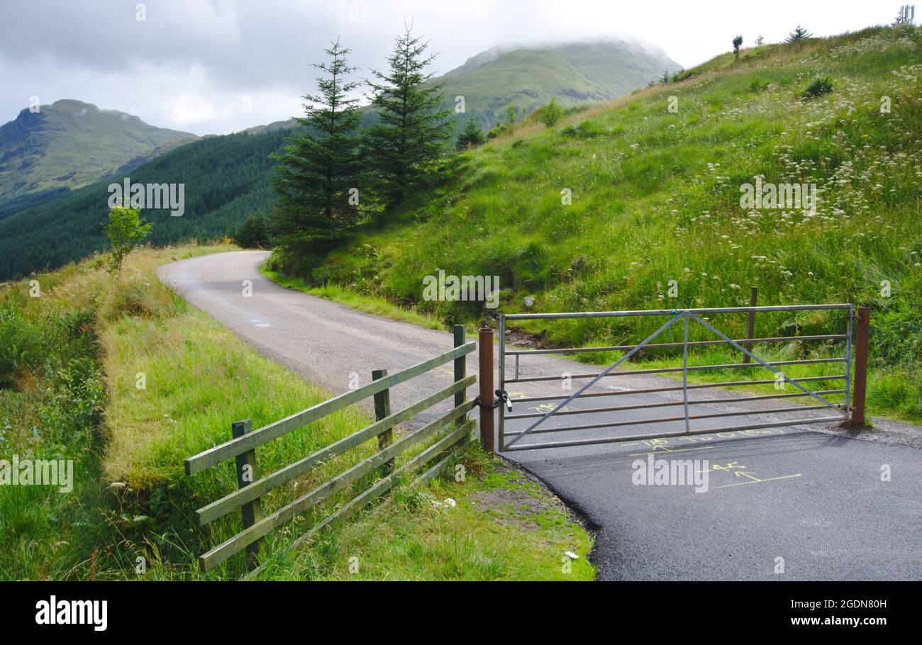 Cancello chiuso sulla vecchia strada militare di General Wade dopo la linea di arrivo del vecchio corso di salita, riposo e essere grato, Glen Croe, Argyll, Scozia. Foto Stock