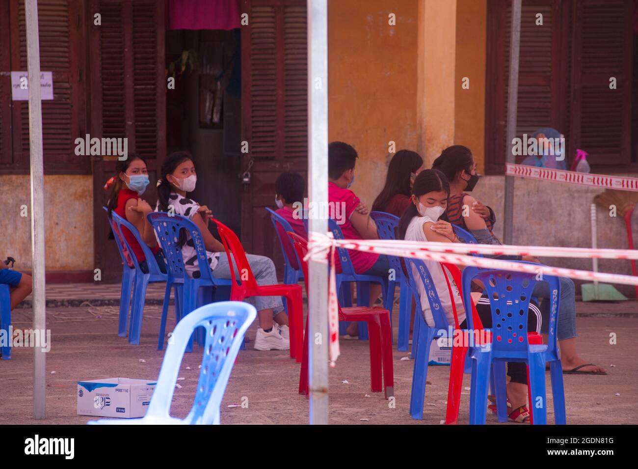 Phnom Penh, Cambogia. 14 agosto 2021. Per oltre 5 mesi Phnom Penh ha combattuto un COVID - 19. Il governo cambogiano rimane sulla rotta con il suo programma di vaccinazione per i bambini da 12 a 17 anni. I ragazzi aspettano effetti collaterali dopo l'inoculazione. Credit: Kraig Lieb / Alamy Live News Foto Stock