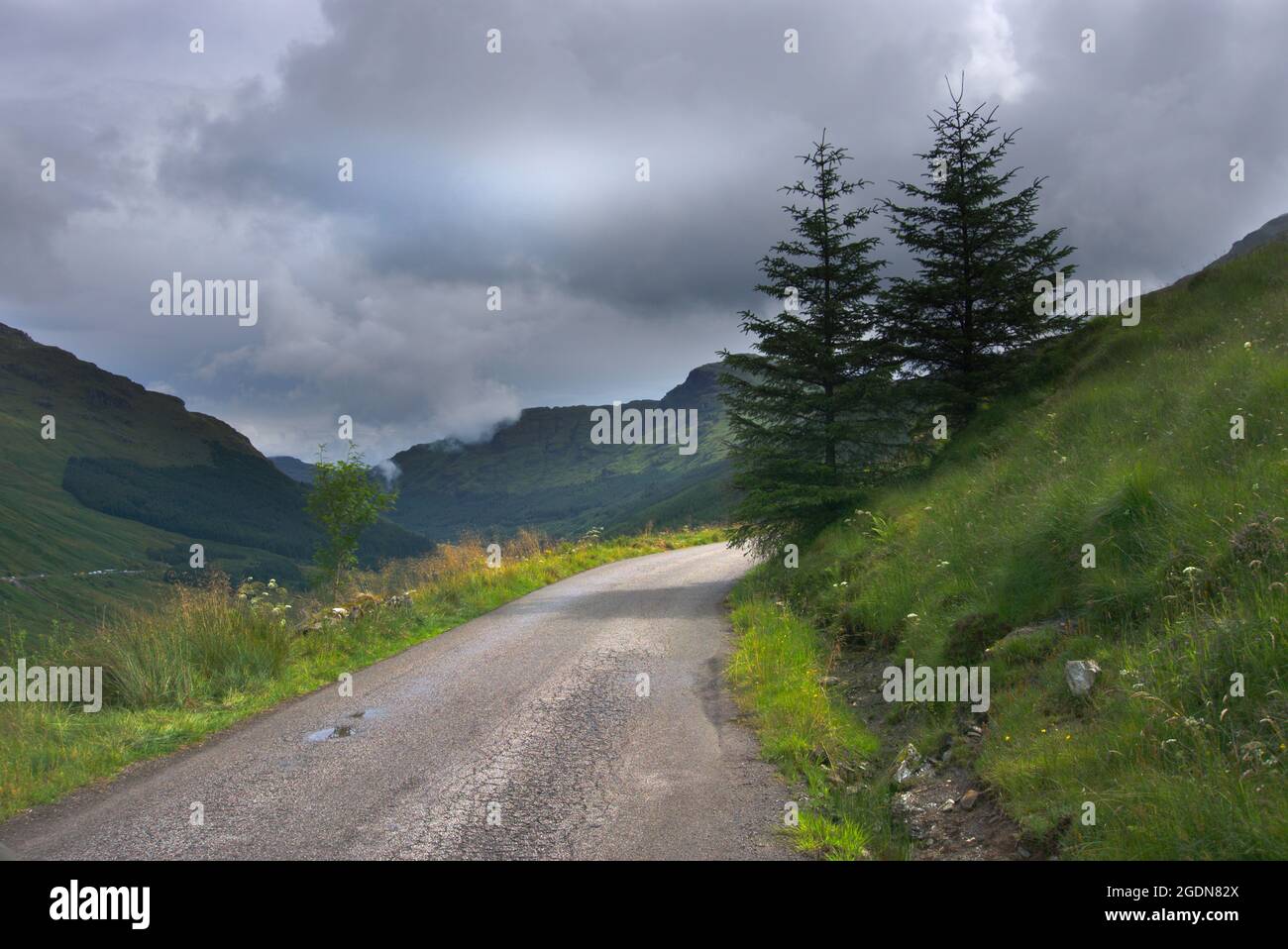 Sezione finale della vecchia strada militare di General Wade, dopo la linea di arrivo dell'ex corso di salita, riposati e ringraziati, Glen Croe, Argyll. Foto Stock
