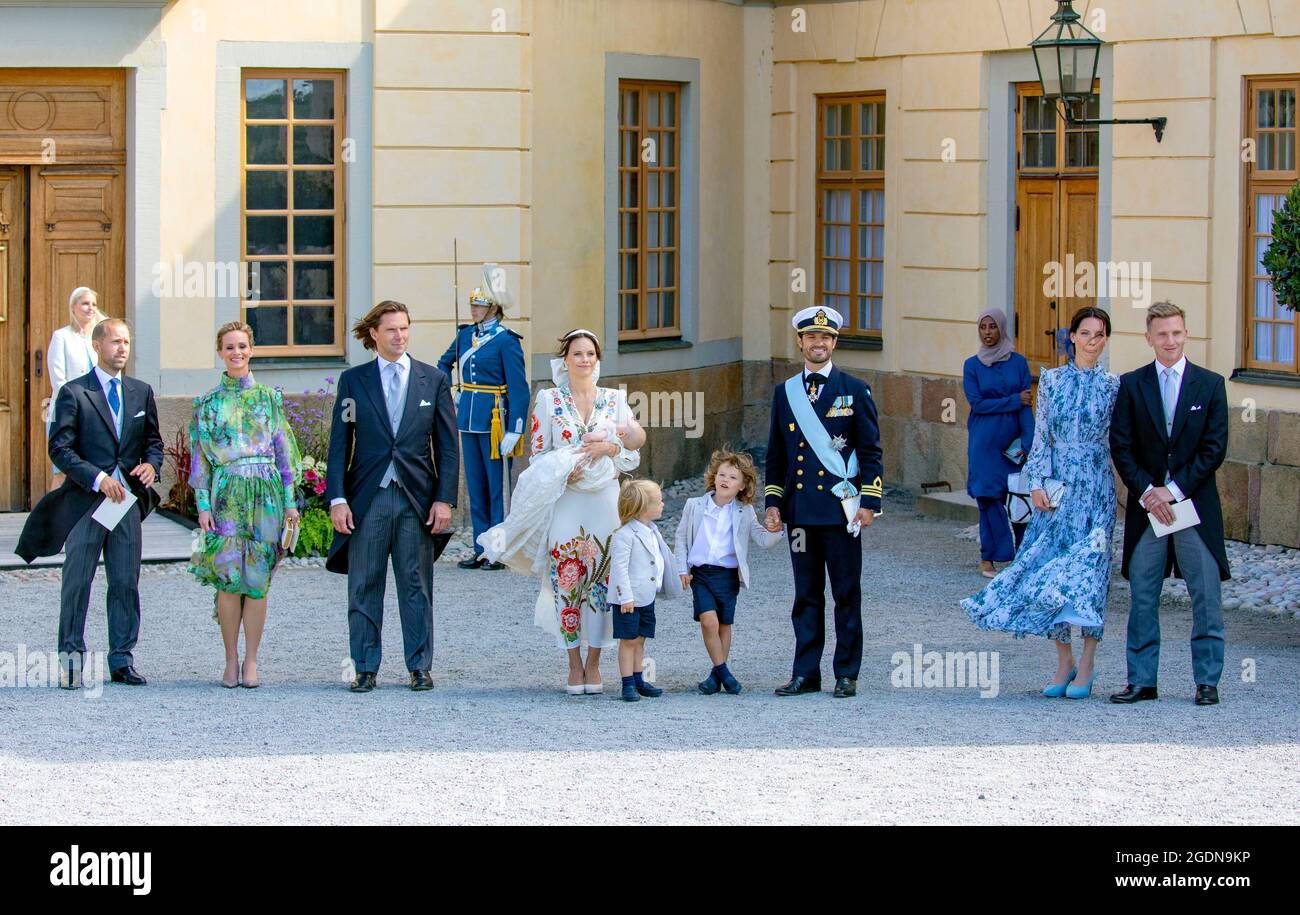 Il Principe Carl Philip, la Principessa Sofia, il Principe Alessandro, il Principe Gabriele e il Principe Giuliano di Svezia e i Padri JohanAndersson, la Sig.ra Stina Andersson, il Sig. Jacob Hogfeldt, il Sig. Patrick Sommerlath e la Sig.ra Frida Vesterberg partono nella cappella del Palazzo Drottningholm a Stoccolma, il 14 agosto 2021, Dopo il battesimo del principe Julian Herbert Folke, nato il 26-03-2021 Foto: Albert Nieboer/Olanda OUT/Point de Vue OUT Foto Stock