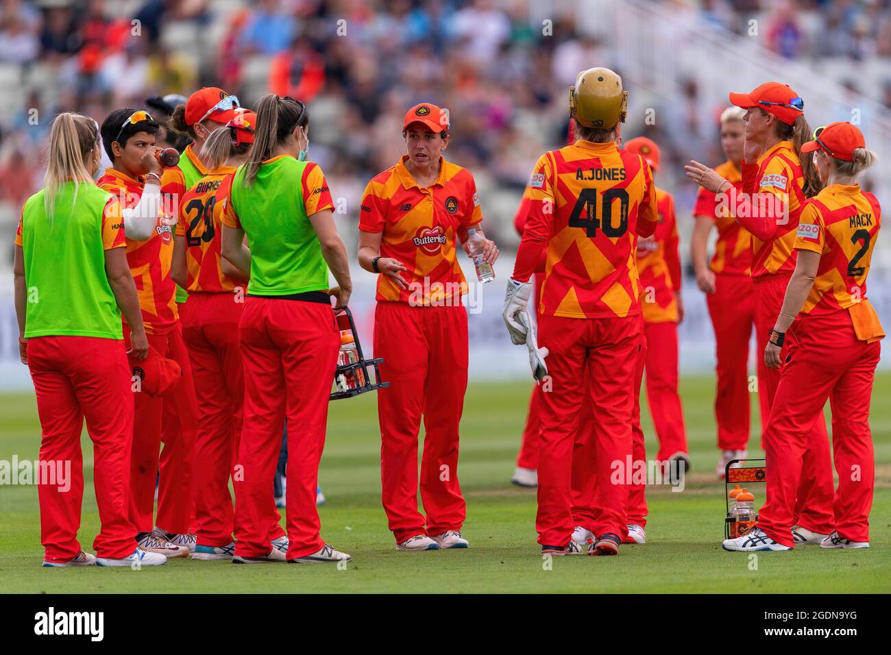 Un gruppo di foto di donne Phoenix di Birmingham durante il cento contro invincibili ovale Foto Stock