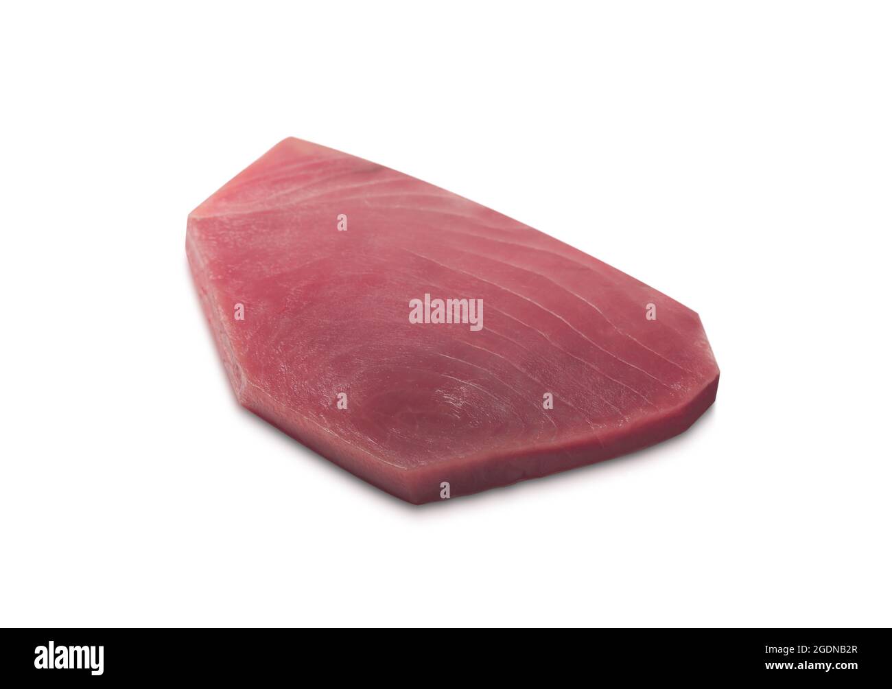 Filetto di tonno crudo isolato su sfondo bianco Foto Stock