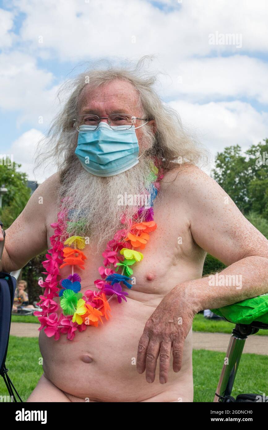 Londra, Regno Unito. 14 agosto 2021. Dave, 72 anni, di Suffolk, afferma di  partecipare a World Naked Bike Ride perché è 