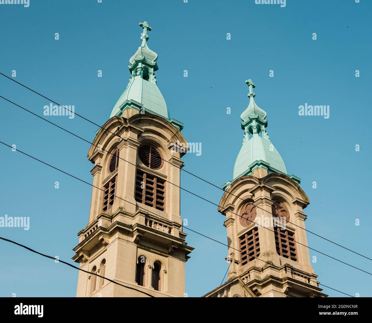 Campanili della parrocchia cattolica della risurrezione, nel distretto storico di Cambria City, Johnstown, Pennsylvania Foto Stock