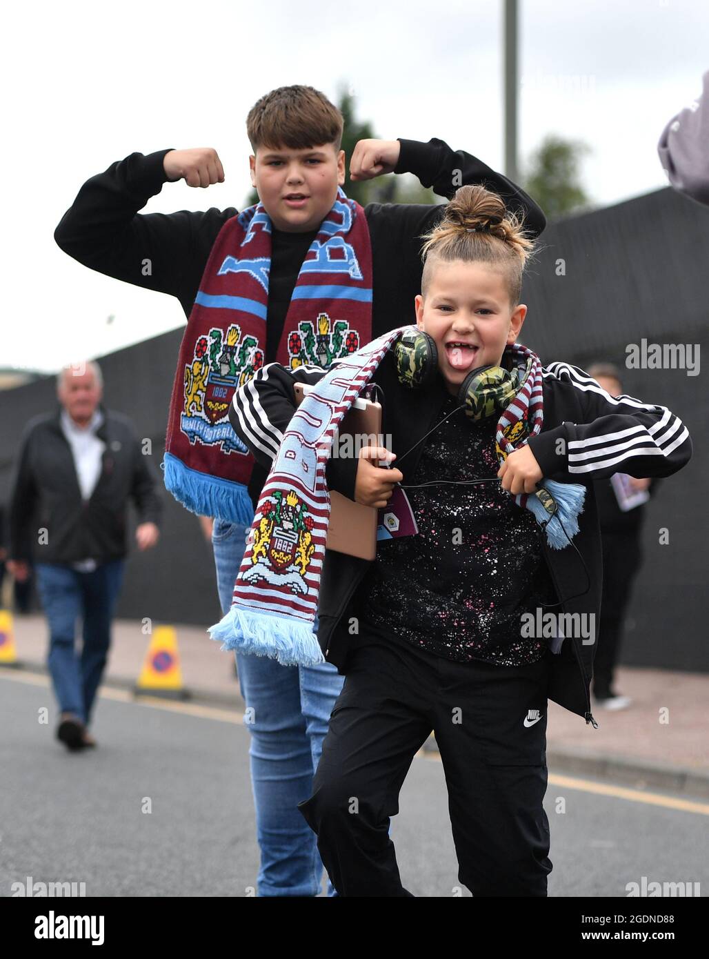 I tifosi arrivano allo stadio prima della partita della Premier League a Turf Moor, Burnley. Data immagine: Sabato 14 agosto 2021. Foto Stock