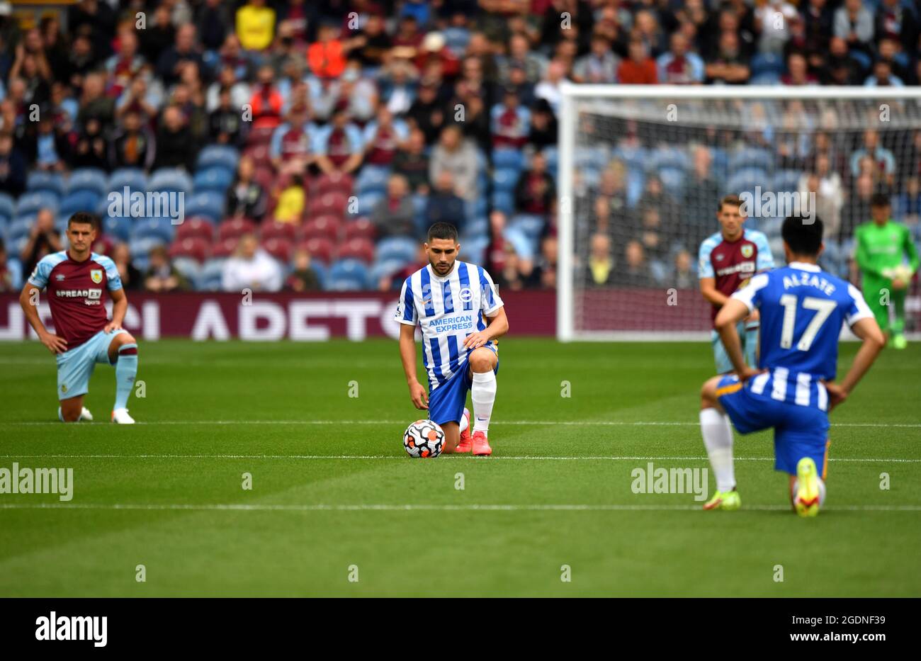 Neal Maupay (centro) di Brighton e Hove Albion prende un ginocchio prima della partita della Premier League a Turf Moor, Burnley. Data immagine: Sabato 14 agosto 2021. Foto Stock