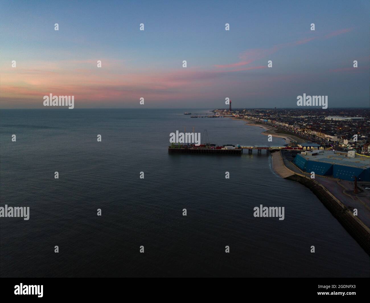 Vista aerea del drone di Blackpool, Pleasure Beach, Pier Golden Mile Sandcastle Water Park New Rollercoaster Icon Big One Pepsi Max Big Dipper Theme Park Foto Stock