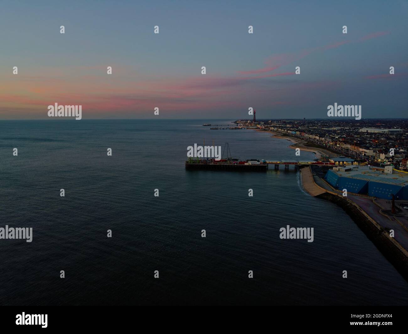 Vista aerea del drone di Blackpool, Pleasure Beach, Pier Golden Mile Sandcastle Water Park New Rollercoaster Icon Big One Pepsi Max Big Dipper Theme Park Foto Stock