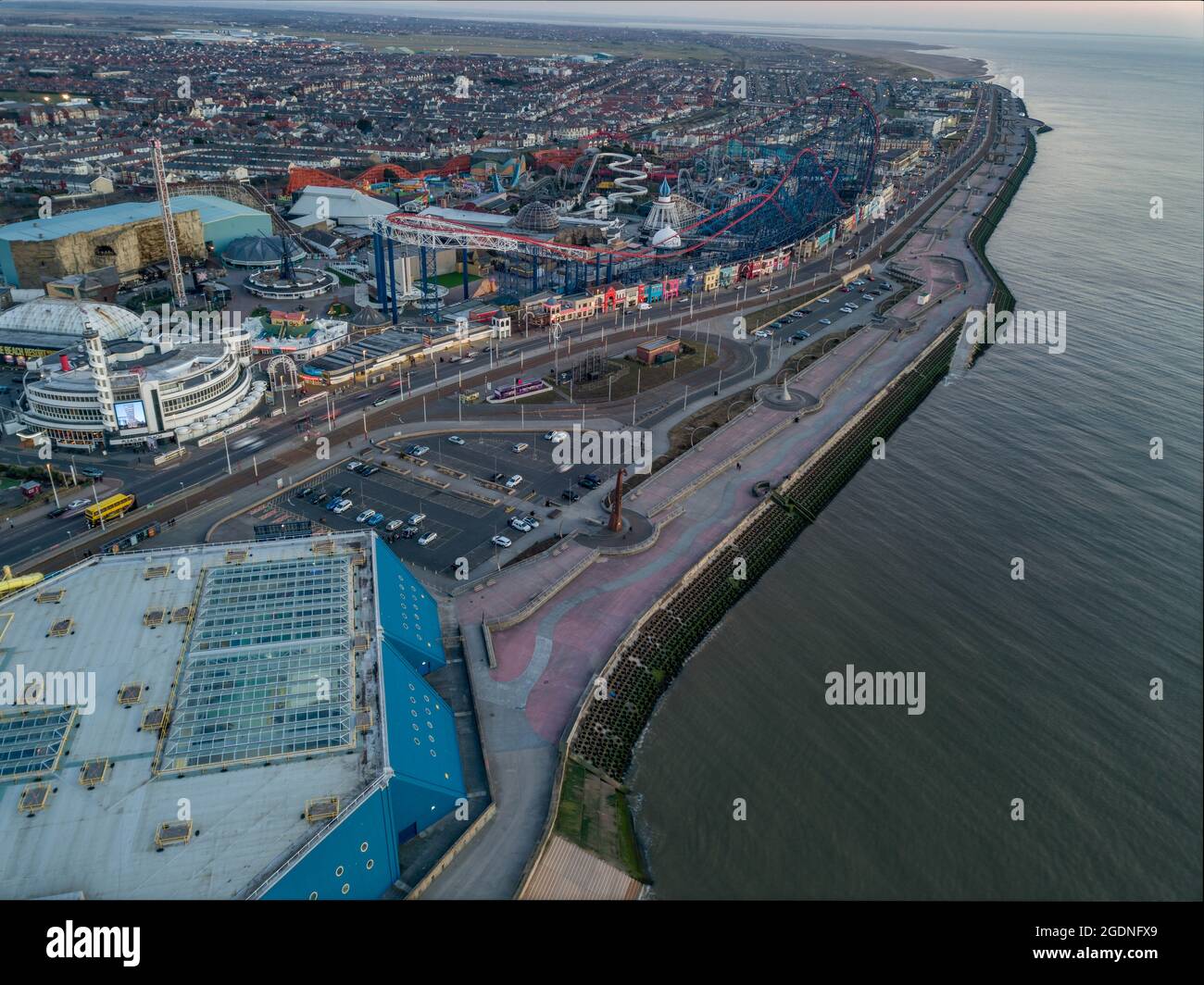 Vista aerea del drone di Blackpool, Pleasure Beach, Pier Golden Mile Sandcastle Water Park New Rollercoaster Icon Big One Pepsi Max Big Dipper Theme Park Foto Stock