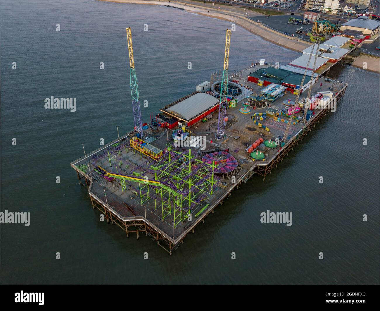 Vista aerea del drone di Blackpool, Pleasure Beach, Pier Golden Mile Sandcastle Water Park New Rollercoaster Icon Big One Pepsi Max Big Dipper Theme Park Foto Stock